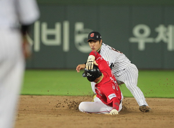 2루에서 도루를 저지하는 신본기 선수